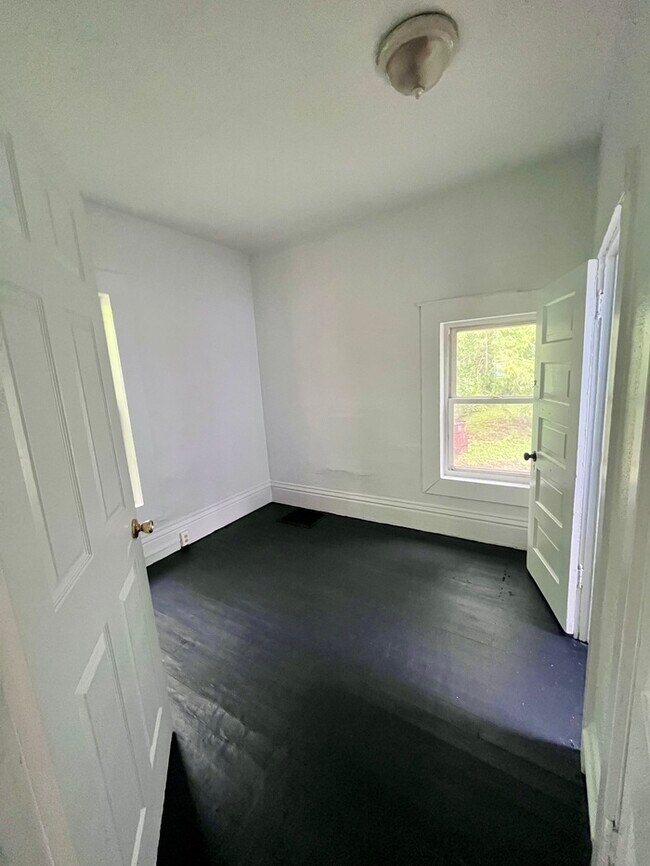 Building Photo - Newly Renovated Single Family Home!