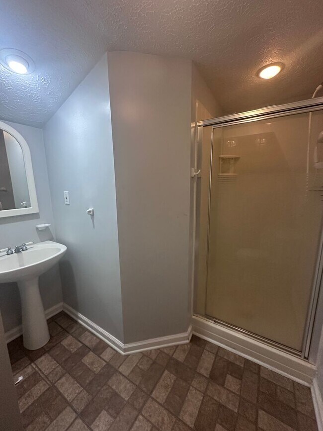 Building Photo - 3 bed, 2 full bath House in 40218 - $2,100/month