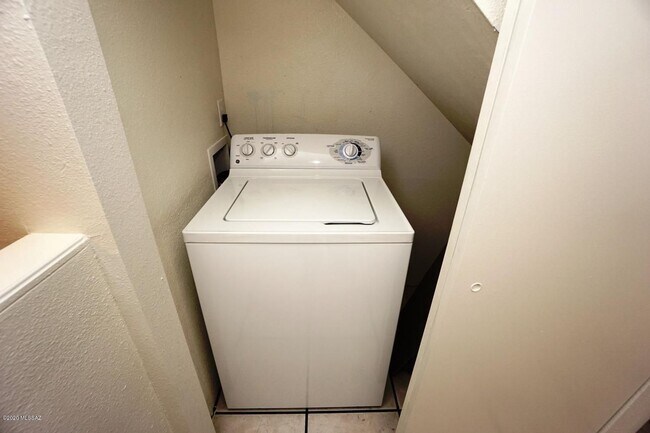 Building Photo - Great East Side Location Monte Catalina Estates