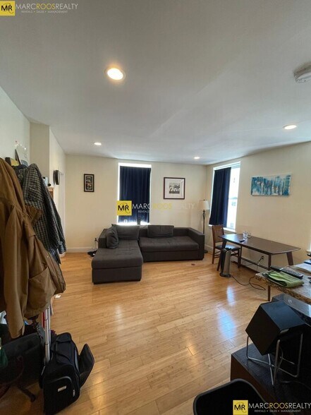 Building Photo - 231 Maverick St