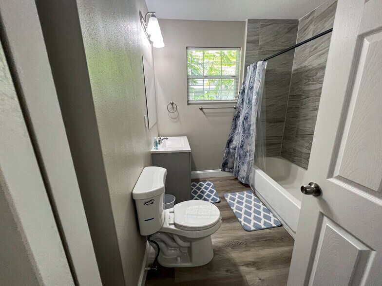 Building Photo - 704 Saint Clair St