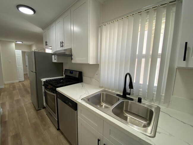 Building Photo - 1645 W Adams Blvd