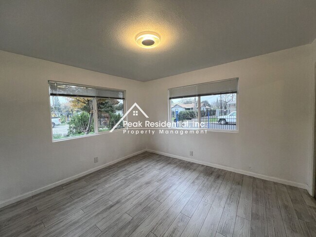 Building Photo - Updated 3bd/2ba Sacramento House