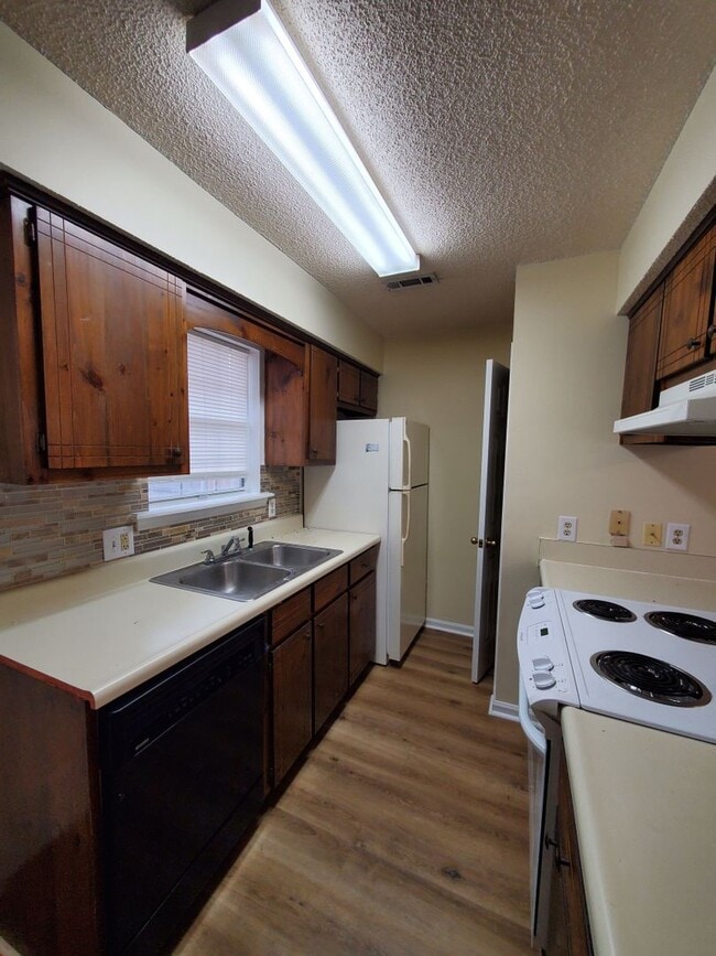 Building Photo - Charming Retreat with Wood Burning Fireplace: Your Ideal Rental Home Awaits!