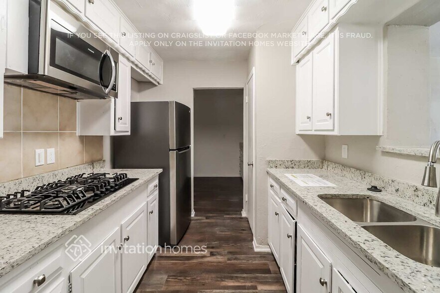 Building Photo - 1003 Rosewood Ln