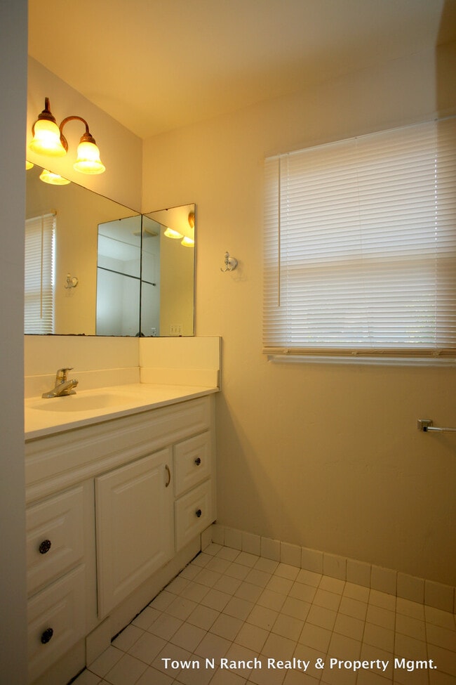 Building Photo - 5Br 2Ba single Family Home