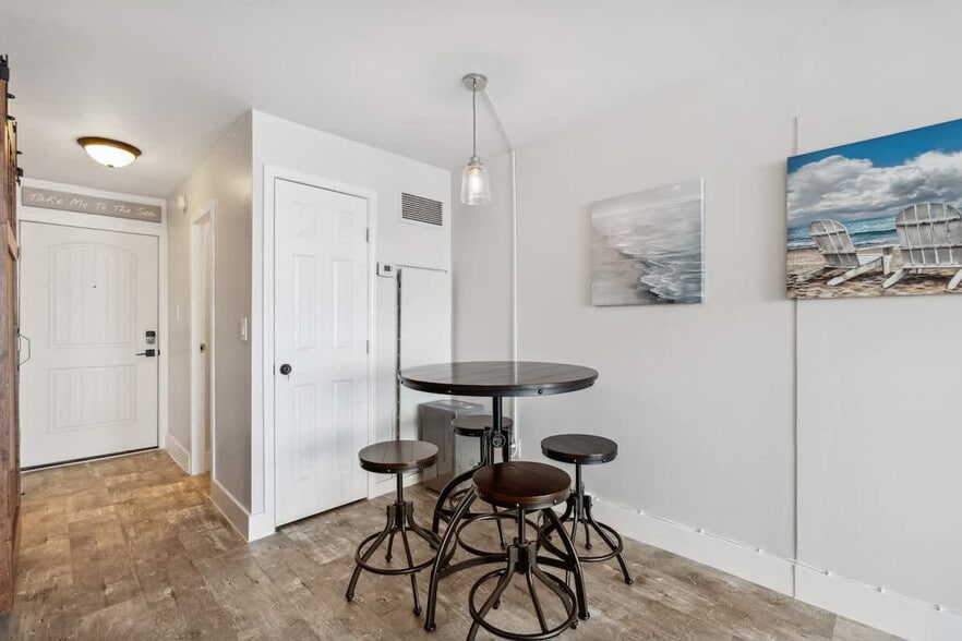 Building Photo - 8817 S Thomas Dr