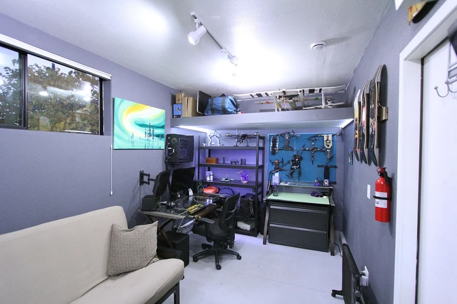 Building Photo - "Charming 2-Bed, 3-Bath Urban Retreat with 1,458 Sq Ft in Vibrant Denver!"