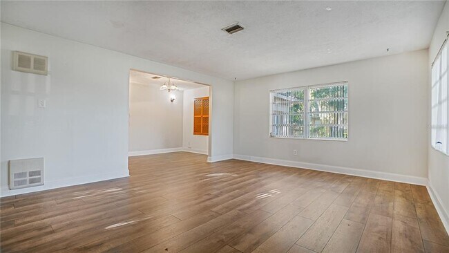 Building Photo - 5219 Bonnie Brae Cir