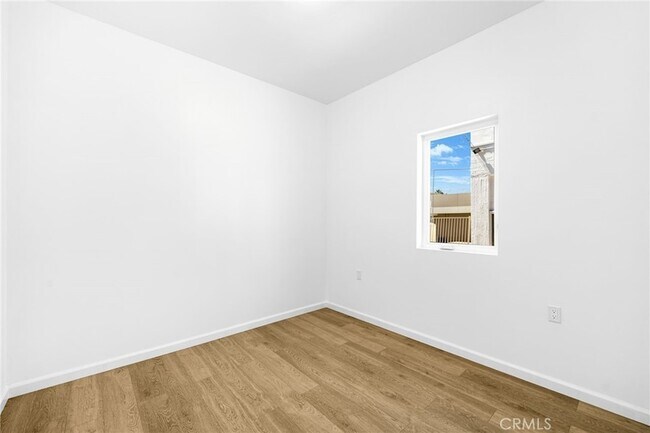 Building Photo - 1375 N Mentor Ave