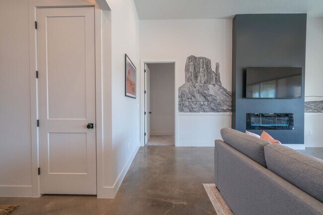 Building Photo - Adventure House!