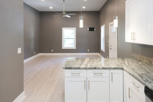 Building Photo - Charming 2BR/2.5BA Home
