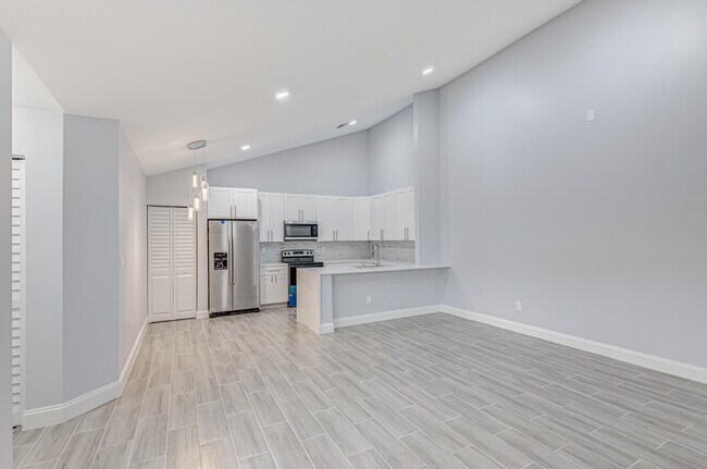 Building Photo - 1240 Summit Pl Cir