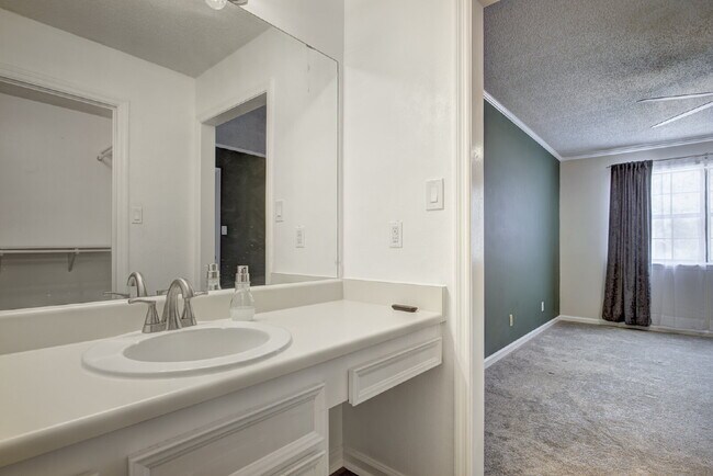 Building Photo - Townhome on Southside