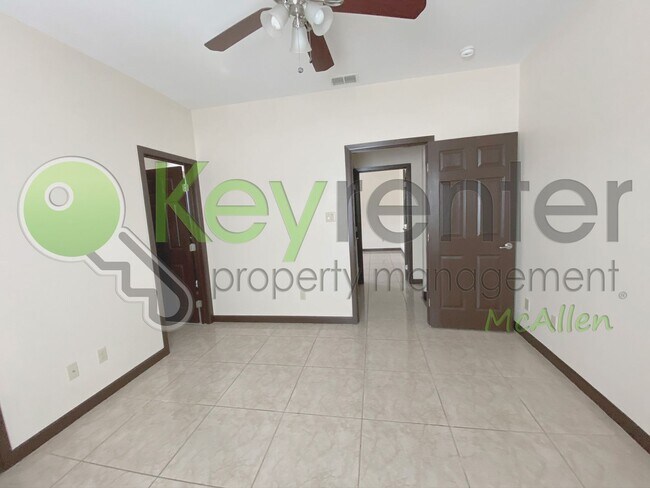 Building Photo - 2B/2.5B Townhome in gated community now av...