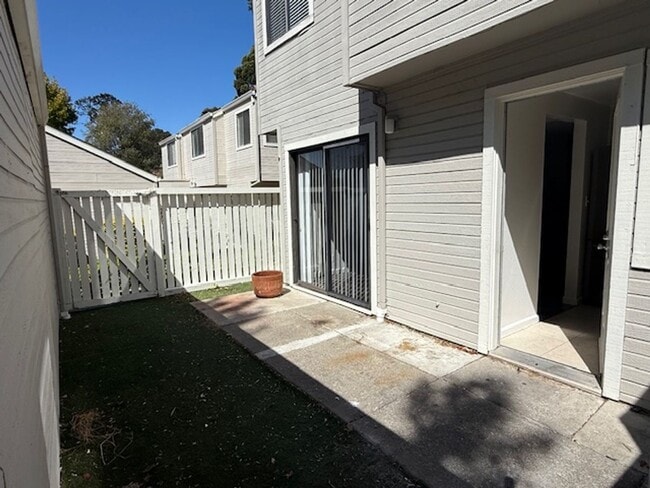 Building Photo - 3-Bedroom Hilltop Village Home w/ Bonus Am...