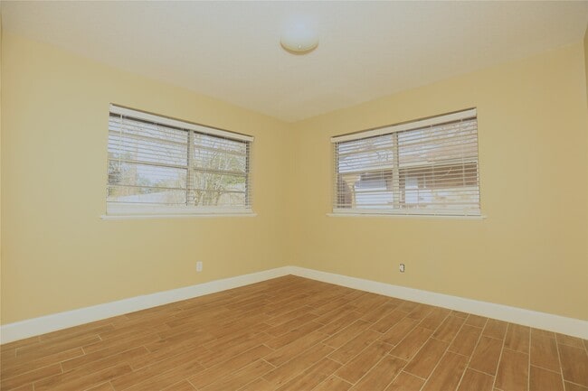 Building Photo - 103 E Meadow Ln