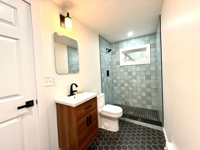 Building Photo - Serene & Spacious Fully renovated 1 BR ( 2...
