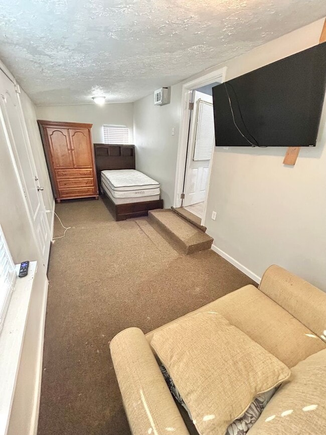 Building Photo - 2BR/1BA Home-Sweet-Home