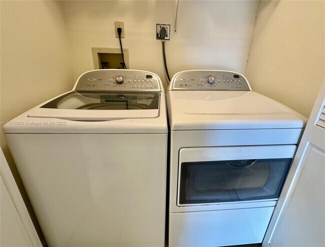 Building Photo - 240 Captains Walk