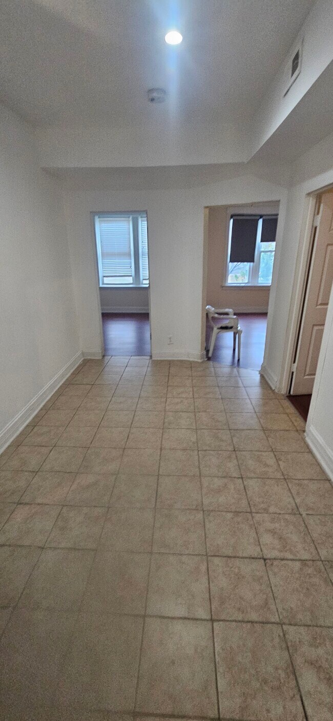 Building Photo - 1811 W 63rd St