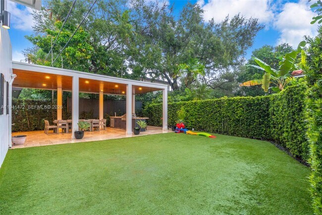 Building Photo - 1030 Manati Ave