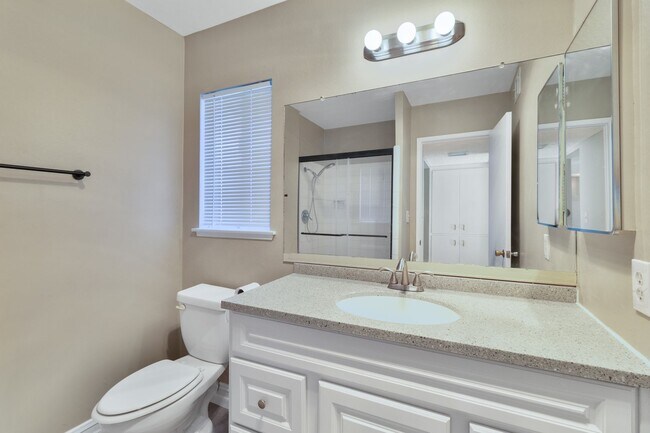 Building Photo - Stunning 4 Bedroom 2 Bathroom Home