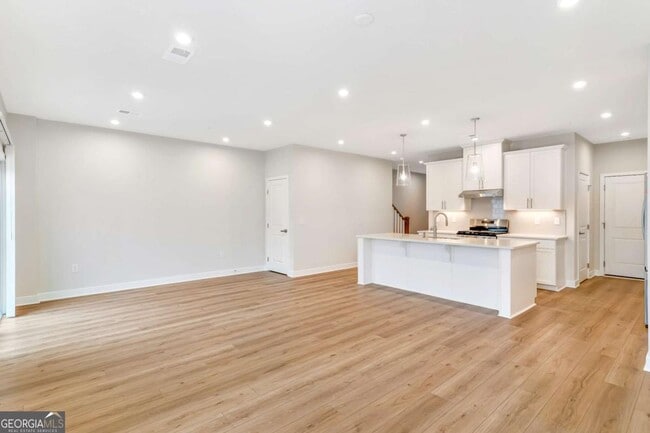 Building Photo - 555 Thatch Ter