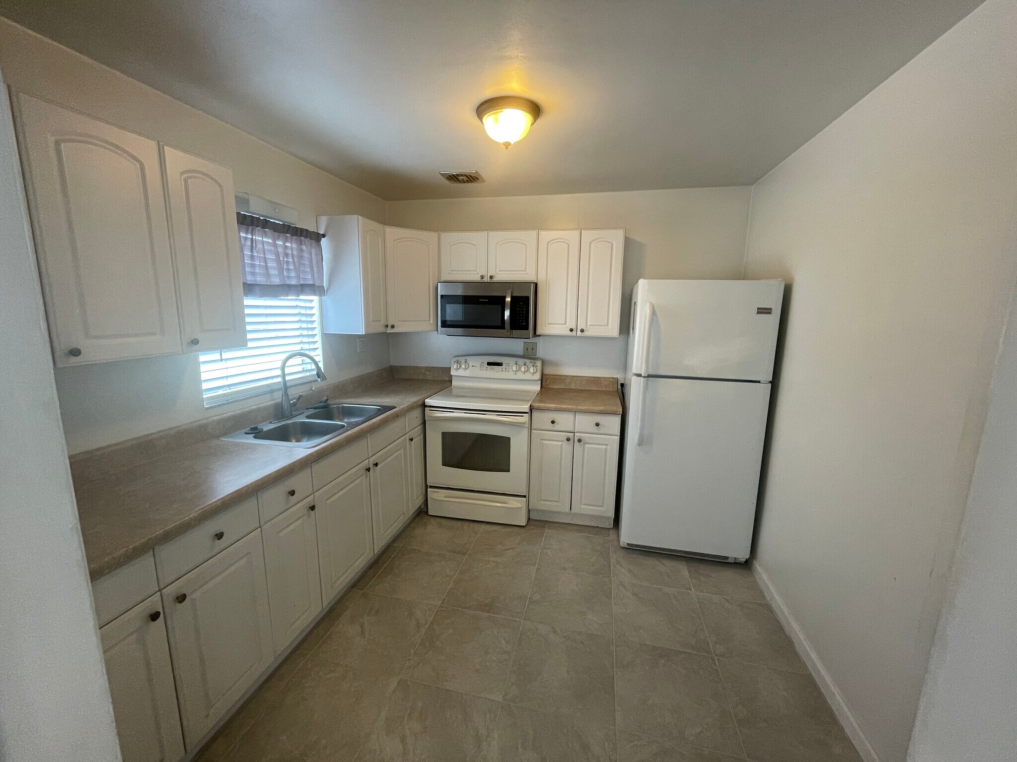 Building Photo - 5283 Jasmine Cir