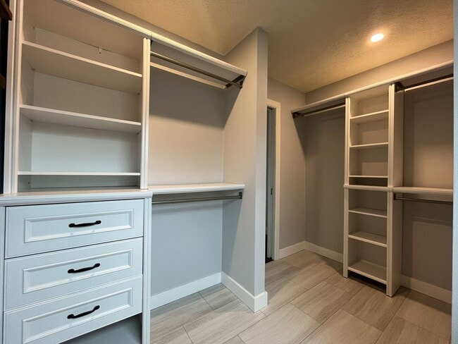 Building Photo - Stunning Lake Oswego Home with Outdoor Retreat, Vaulted Ceilings & Walk-In Closet