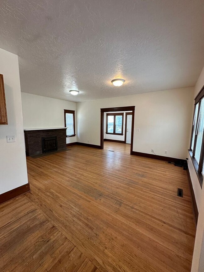 Building Photo - 5 Bedroom House Available Now