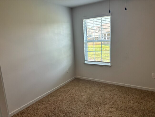 Building Photo - Room in Single Family Home on N Great White Way
