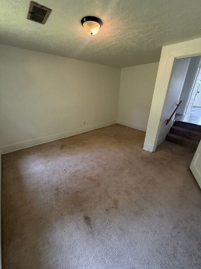 Building Photo - 4 bedroom with fenced-in yard in Washington