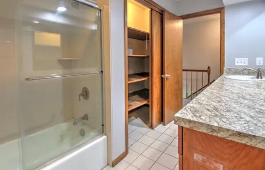 Full bath + shower - 8653 Refugee Rd