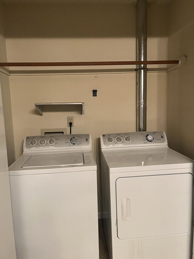 Building Photo - 3 bed 2.5 bath townhome off Bob Billings!