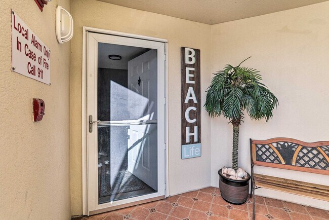 Building Photo - 6141 Bahia Del Mar Blvd S