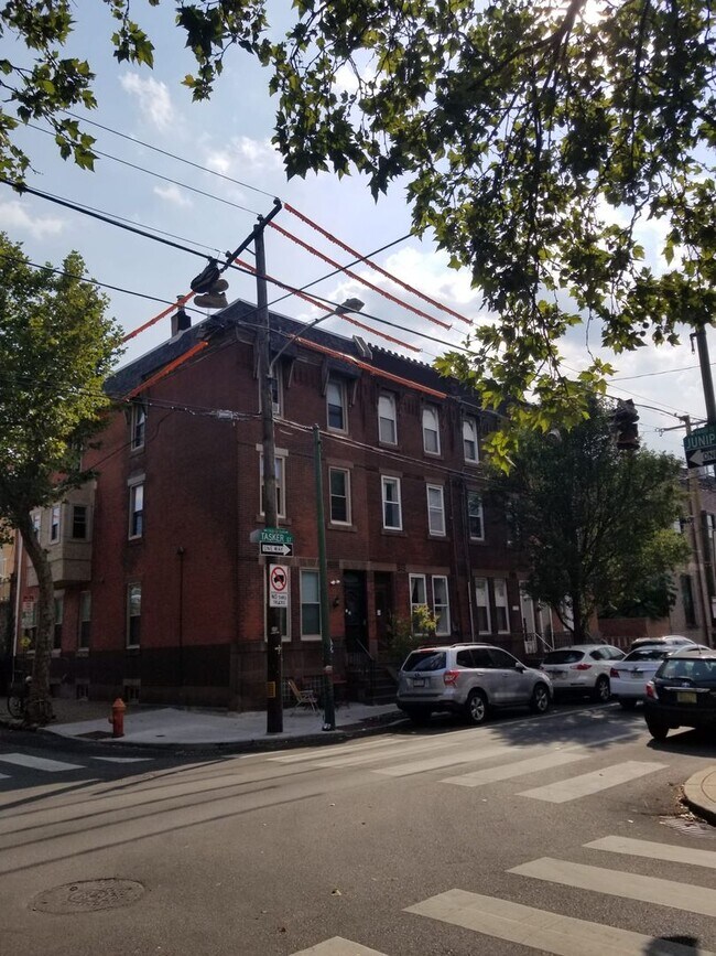 Building Photo - Beautiful 1bd with private backyard in gre...