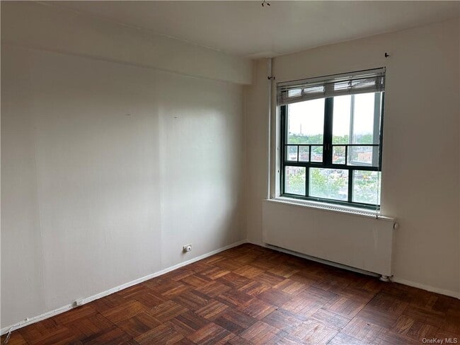 Building Photo - 2200 E Tremont Ave