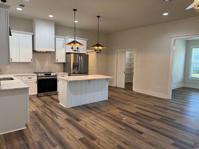 Building Photo - 405 Echo Ln