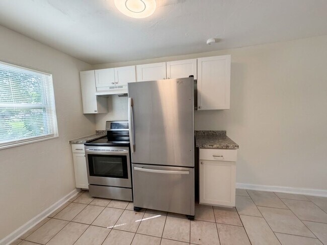 Building Photo - $1400 - 3 Bedroom 1 Bath