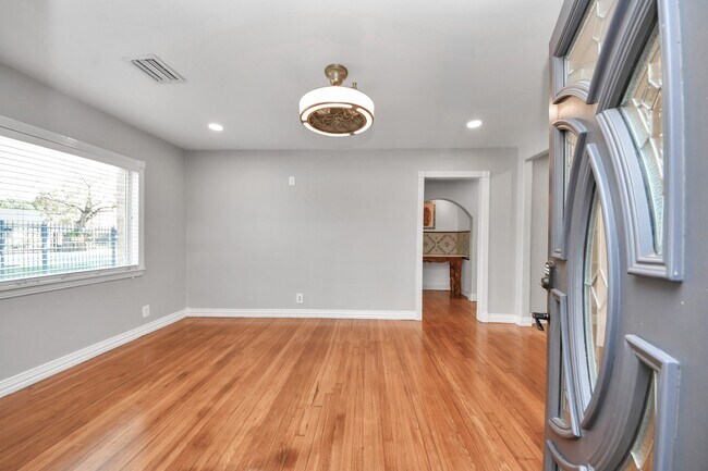 Building Photo - 602 Fostoria Ln