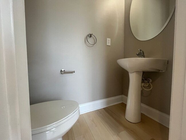 Building Photo - Expansive 3/3 Available Now!