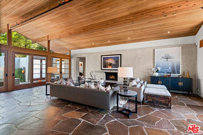 Building Photo - 4305 Clear Valley Dr