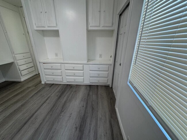 Building Photo - 64 Sylvia St