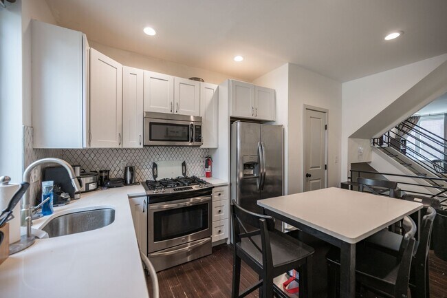 Building Photo - Modern Olde Kensington Home