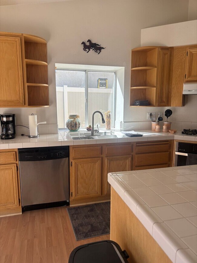 Building Photo - 4-BedroomSpacious Home