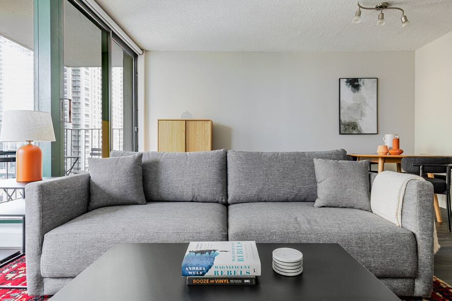 Building Photo - 77 W Huron St