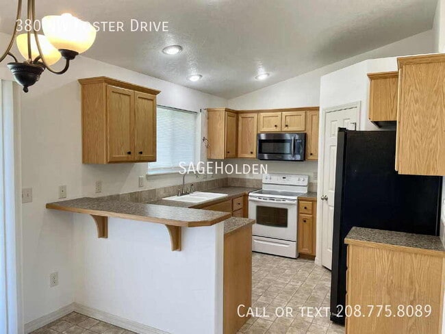 Building Photo - 380 NW Foster Dr