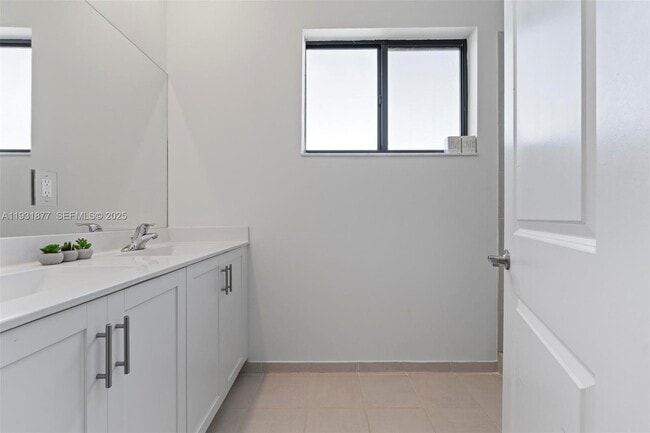 Building Photo - 20544 NE 5th Pl