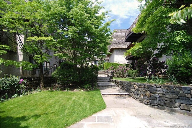 Primary Photo - 555 Central Park Ave